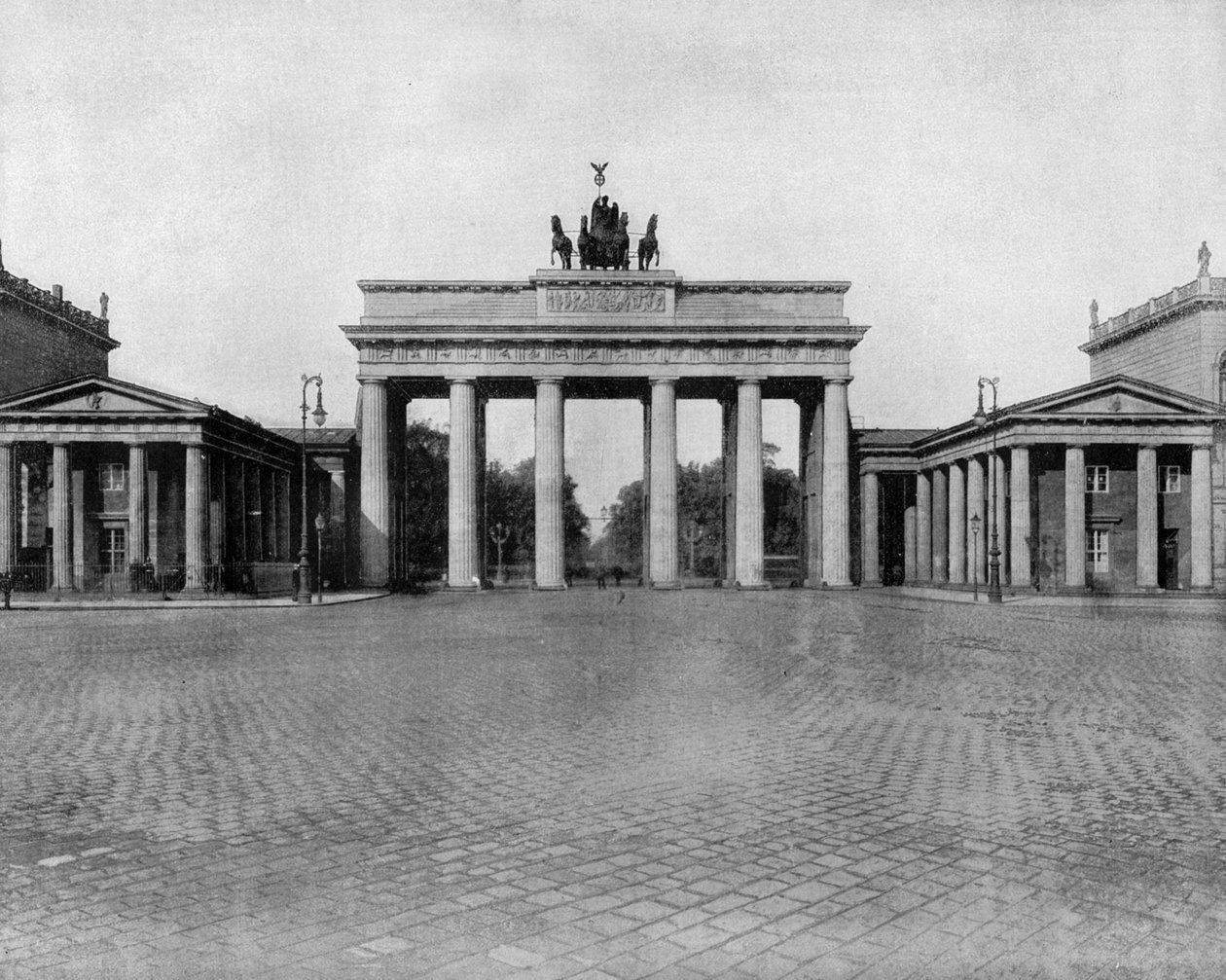 Brama Brandenburska w Berlinie w Niemczech (zdjęcie czarno-białe) autorstwa John Lawson Stoddard