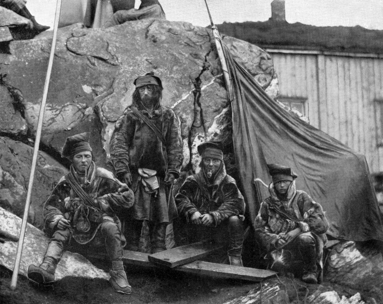 Grupa Lapończyków w Norwegii, fot. ca. 1890 (zdjęcie czarno-białe) autorstwa John Lawson Stoddard