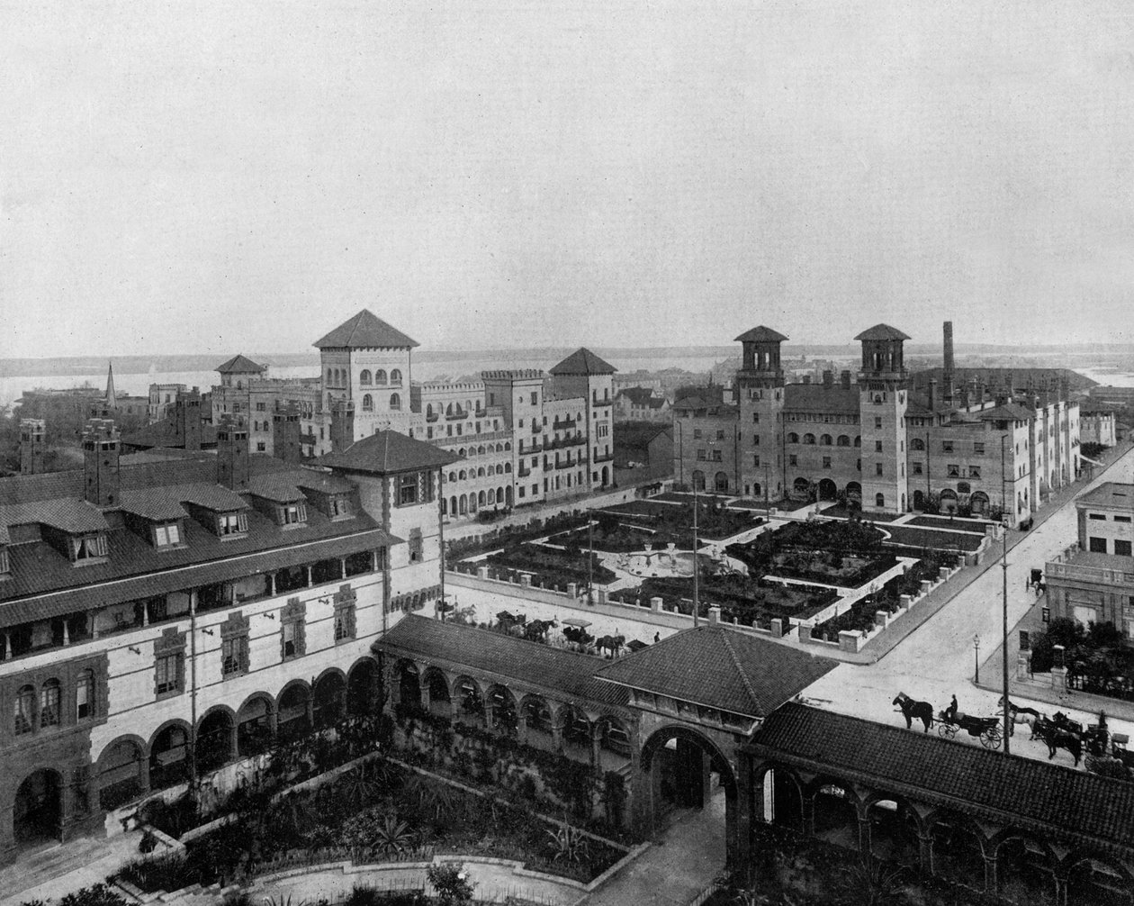 Hotele w Saint Augustine na Florydzie: Alcazar, de Cordoue, Pont de Leon, ok. godz. 1900 (zdjęcie czarno-białe) autorstwa John Lawson Stoddard