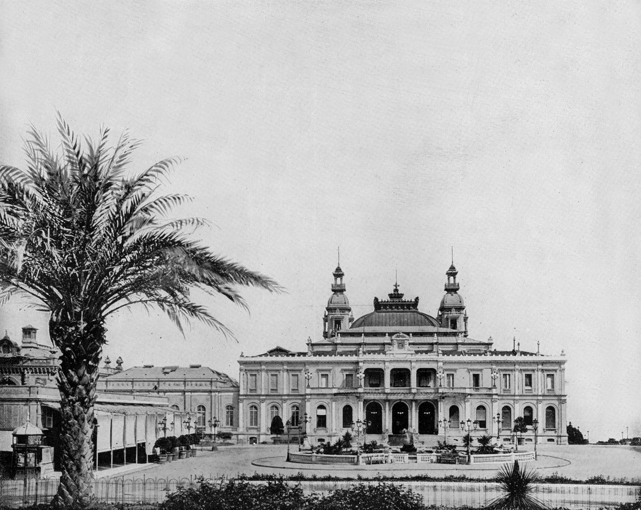 Kasyno Monte Carlo zbudowane w 1863 roku przez Charlesa Garniera (zdjęcie czarno-białe) autorstwa John Lawson Stoddard