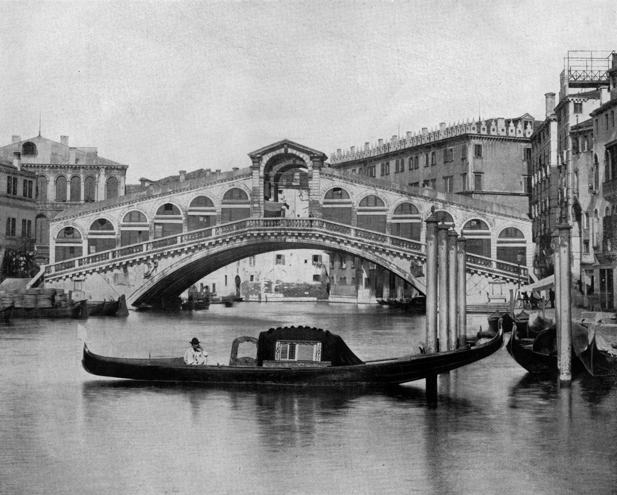 Most Rialto w Wenecji (zdjęcie czarno-białe) autorstwa John Lawson Stoddard