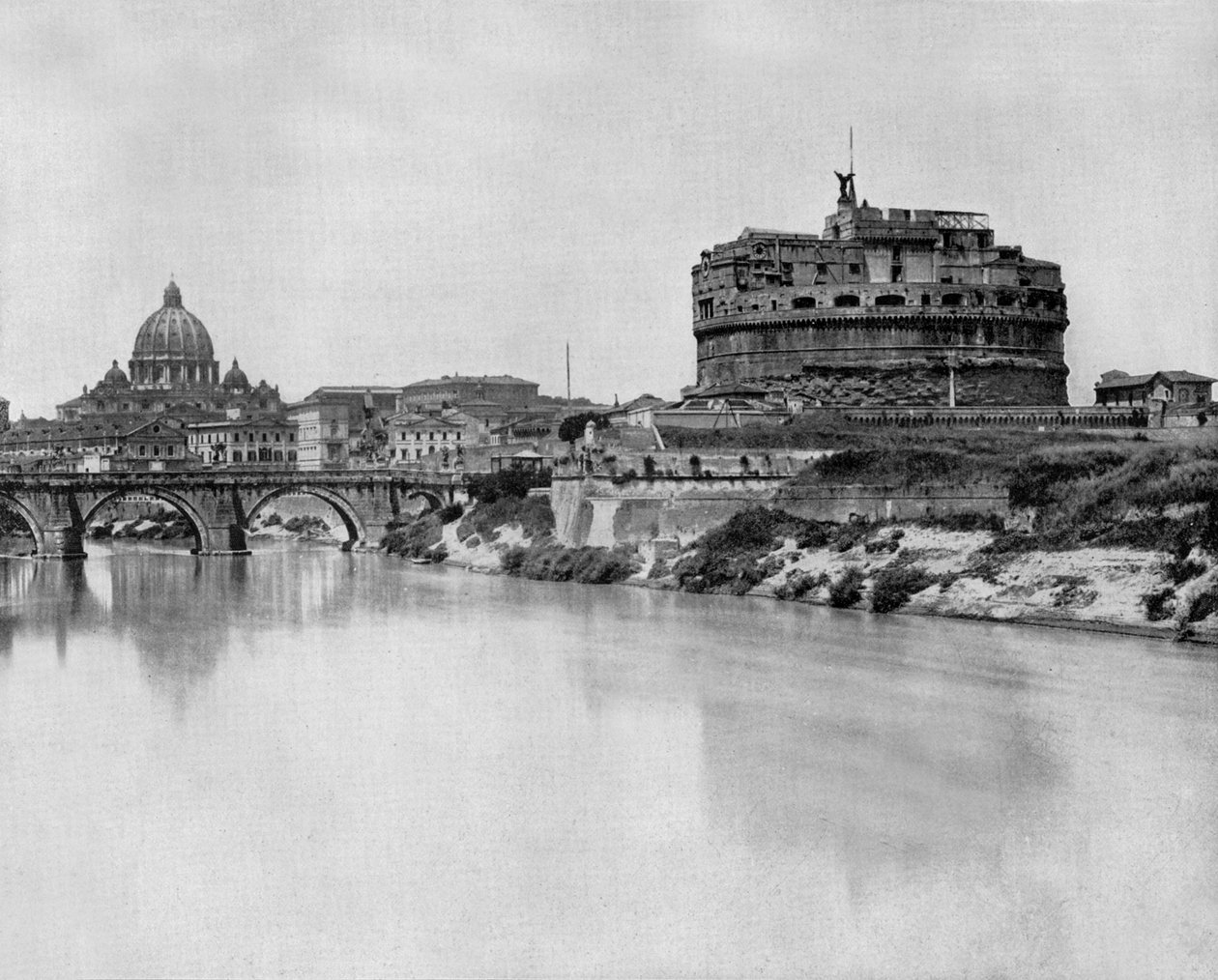Zamek San Angelo i most na Tybrze, w tle bazylika św. Piotra w Rzymie (zdjęcie czarno-białe) autorstwa John Lawson Stoddard