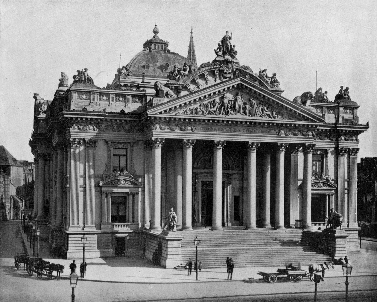Giełda Papierów Wartościowych w Brukseli, ok. godz. 1900 (zdjęcie czarno-białe) autorstwa John Lawson Stoddard