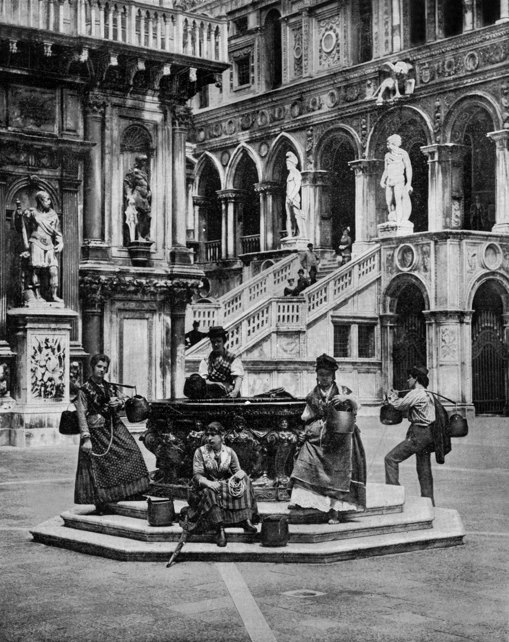 The Court of the Ducal Palace w Wenecji Włochy ok. 1890, zdjęcie Johna Lawsona Stoddarda (1850 1931) Traveller and Conferencier Publikacja edukacyjna dla -Chicago (zdjęcie czarno-białe) autorstwa John Lawson Stoddard