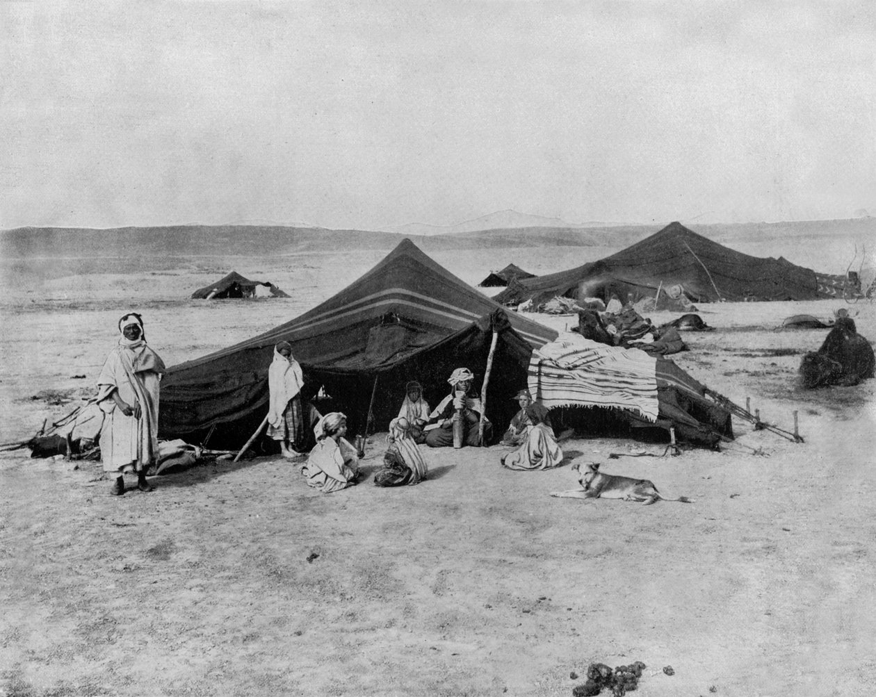 obóz na Saharze, Afryka (zdjęcie czarno-białe) autorstwa John Lawson Stoddard