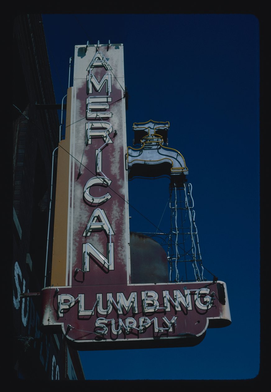Znak American Plumbing Supply, Des Moines, Iowa, USA autorstwa John Margolies