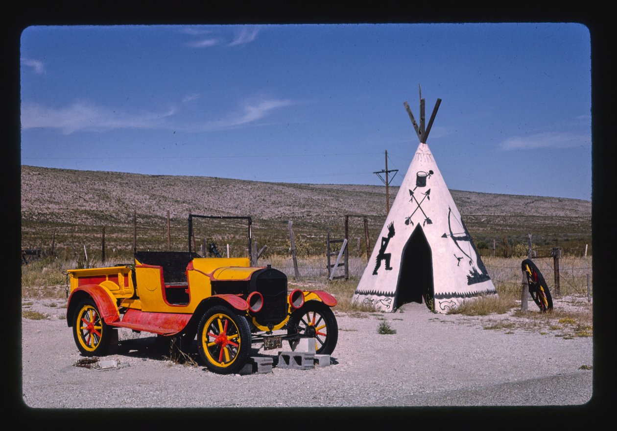 Apache Canyon Trading Post, tipi i samochód, drogi 62 i 180, Whites City, Nowy Meksyk, USA autorstwa John Margolies