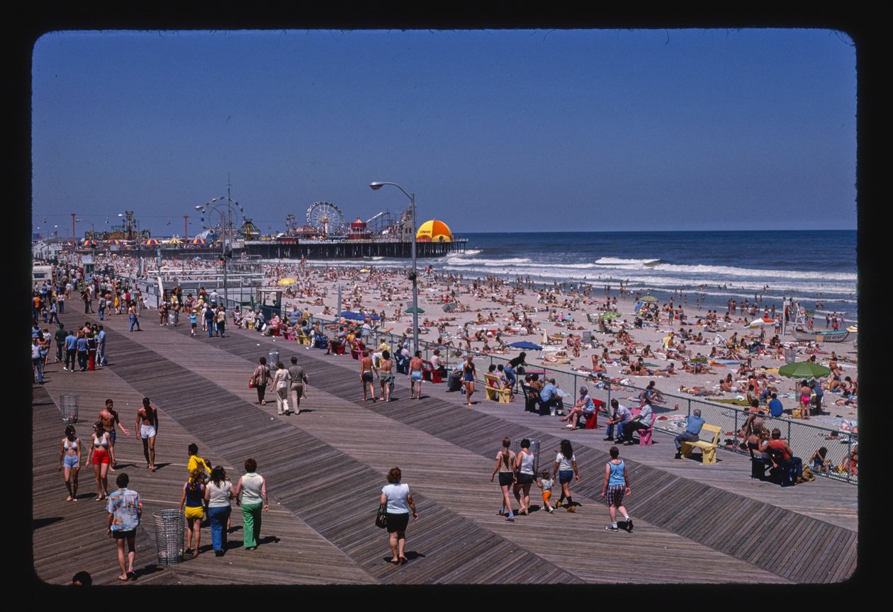 Promenada, plaża, molo z kasynem, Seaside Heights, New Jersey, USA autorstwa John Margolies