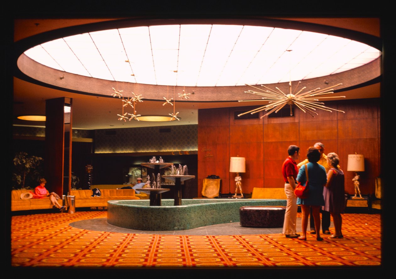 Lobby hotelu Nevele, Wawarsing, Nowy Jork, USA autorstwa John Margolies