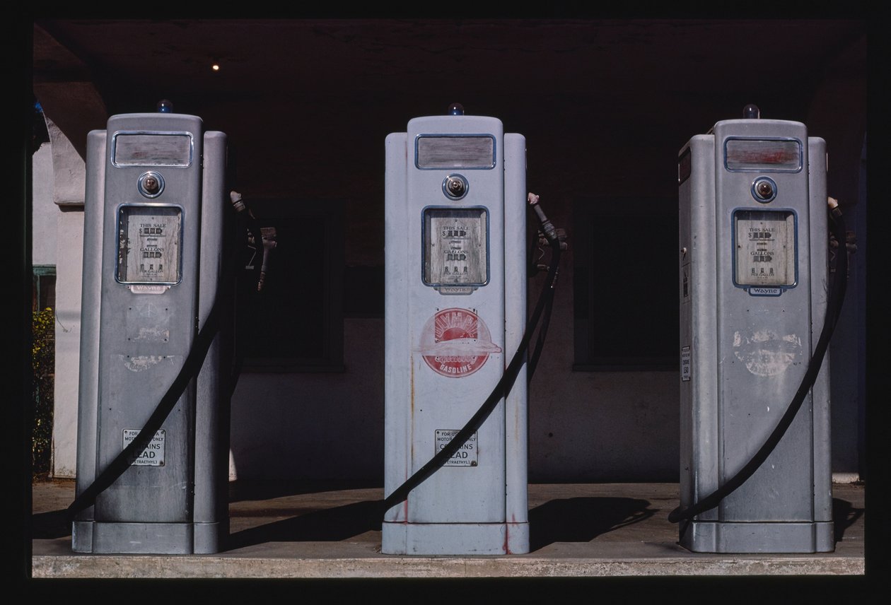 Olympic Gas Pumps, San Diego, Kalifornia, USA autorstwa John Margolies