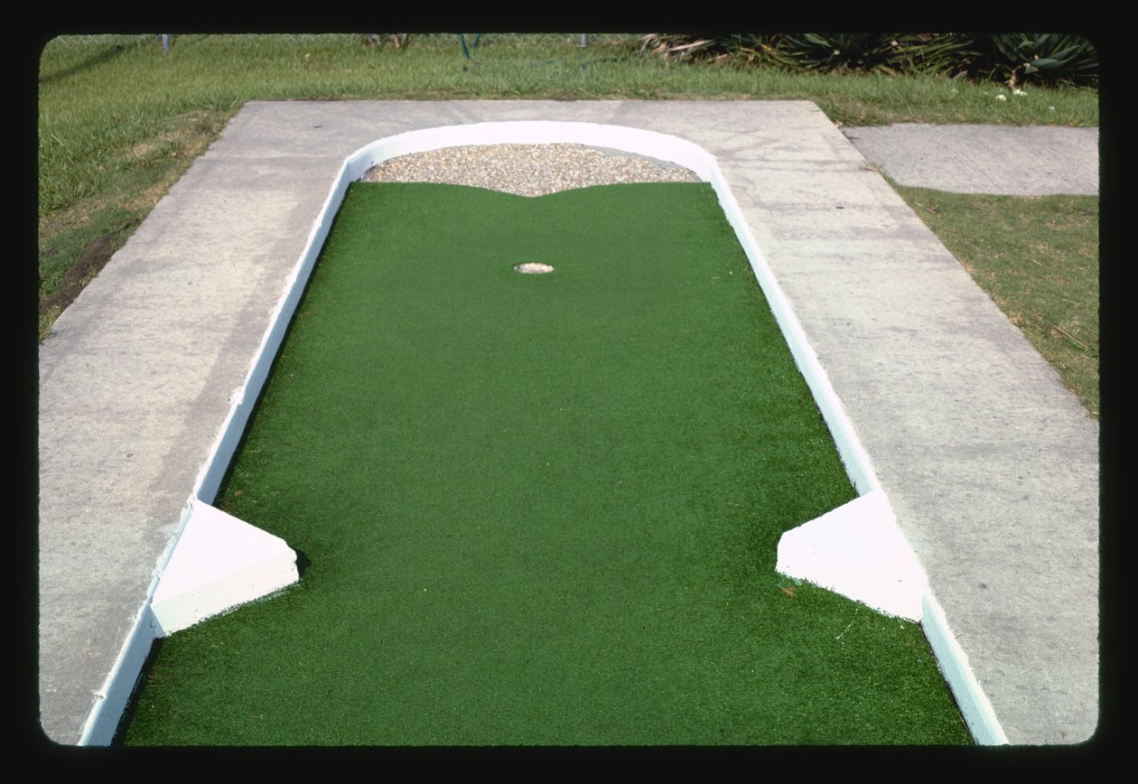 Pebble Trap Hole, Jekyll Island Mini Golf I, Jekyll Island, Georgia, USA autorstwa John Margolies
