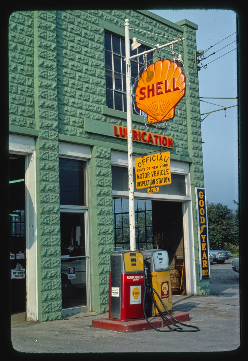 Stacja benzynowa Shell, Delaware Street, Walton, Nowy Jork, USA autorstwa John Margolies