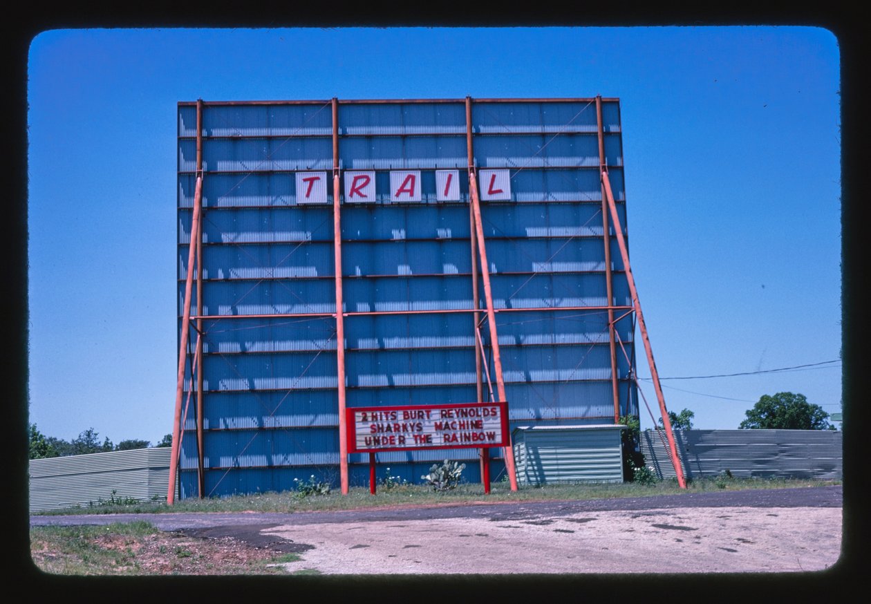 Trail Drive-In, Athens, Teksas, USA autorstwa John Margolies