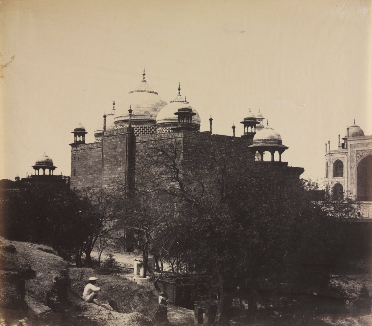 Taj Mahal, Widok domu spokojnej starości z tyłu, z figurą, c. 1858-1862. autorstwa John Murray