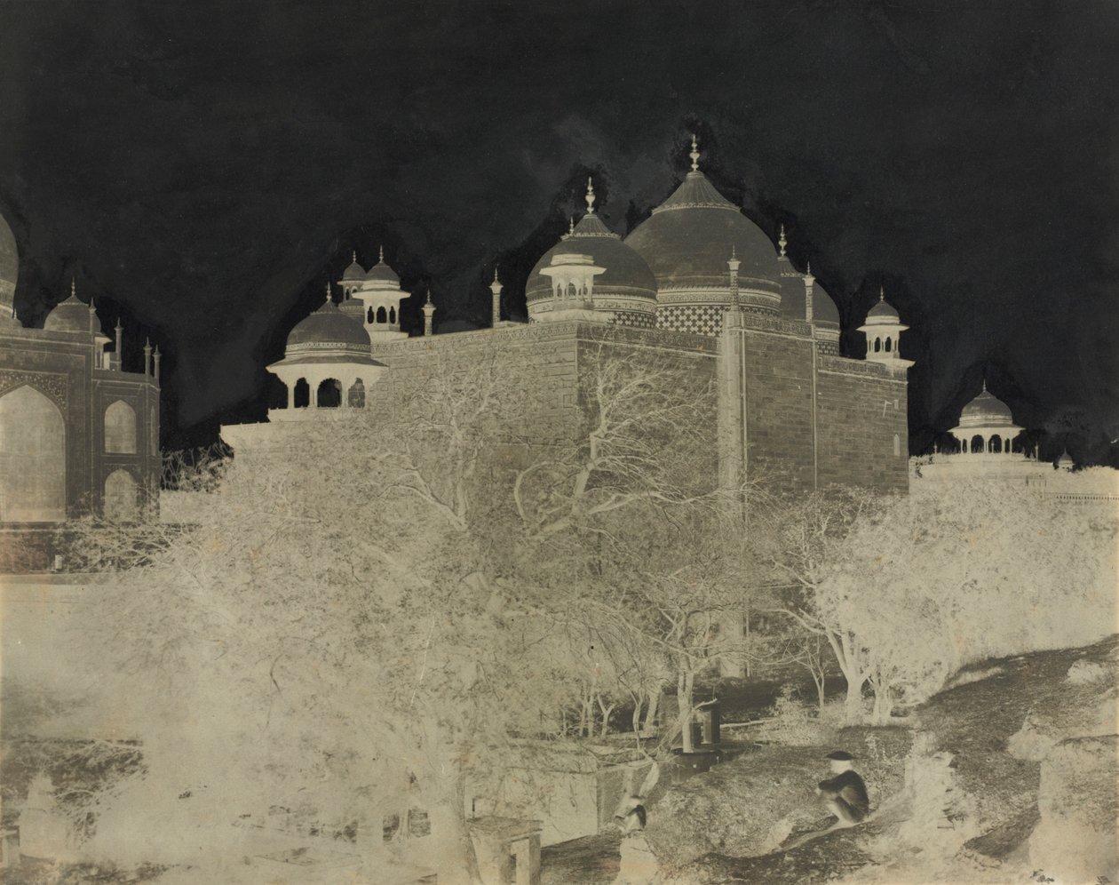 Taj Mahal, Widok domu spokojnej starości z tyłu, z figurą, c. 1858-1862. autorstwa John Murray