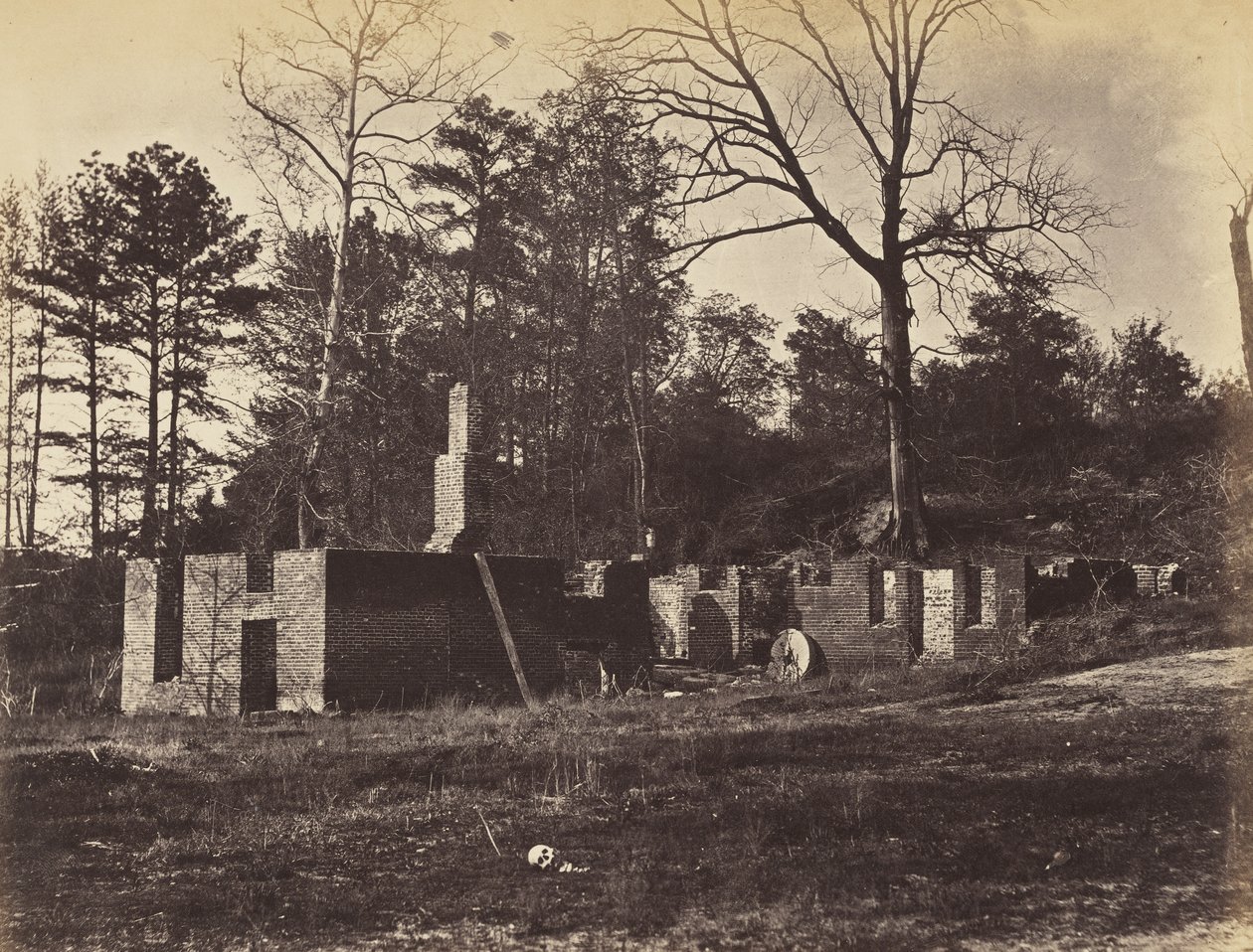 Ruiny na Gaines Mill, Wirginia, kwiecień 1865 (odbitka albumu osadzona na papierze tkanym) autorstwa John Reekie
