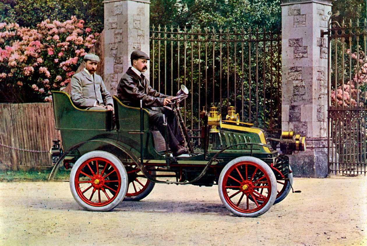 Dwóch edwardiańskich dżentelmenów siedzących w samochodzie, 1902-1903 autorstwa John Swan and Son