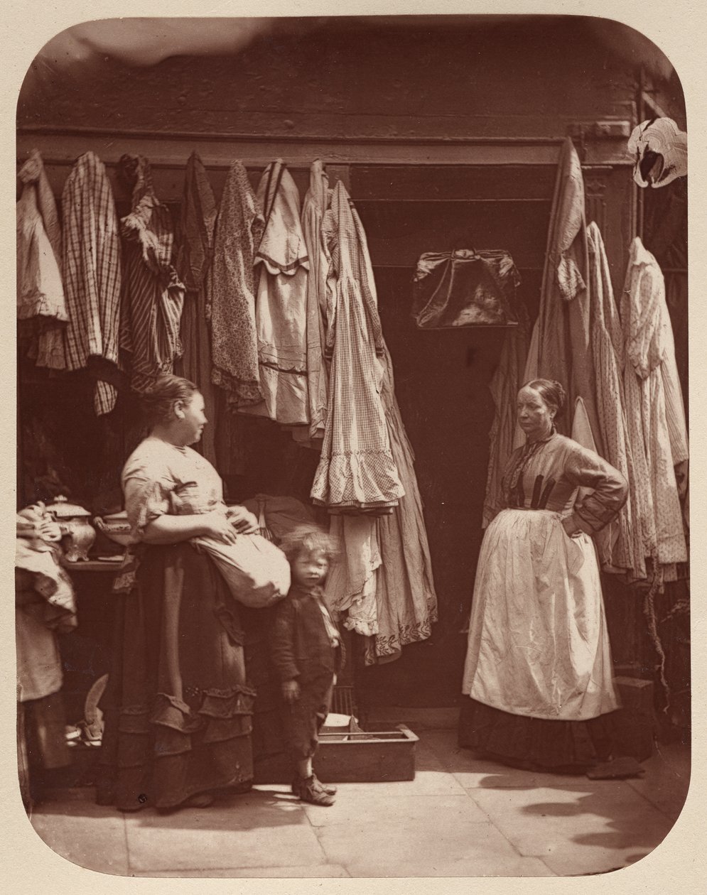 Stary sklep z ubraniami, siedem tarcz autorstwa John Thomson