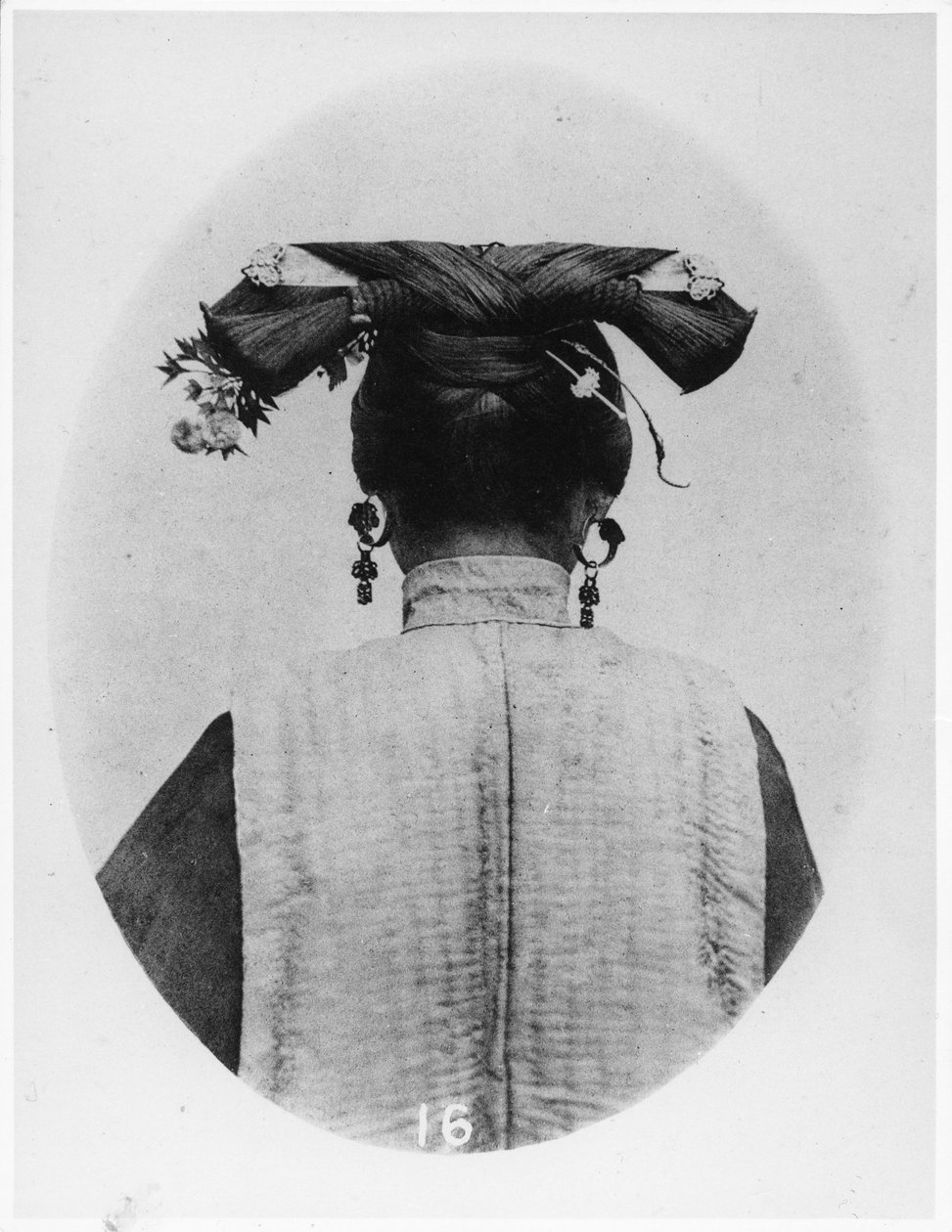 Widok z tyłu uczesania zamężnej matrony mandżurskiej, ok. 1867-72 autorstwa John Thomson