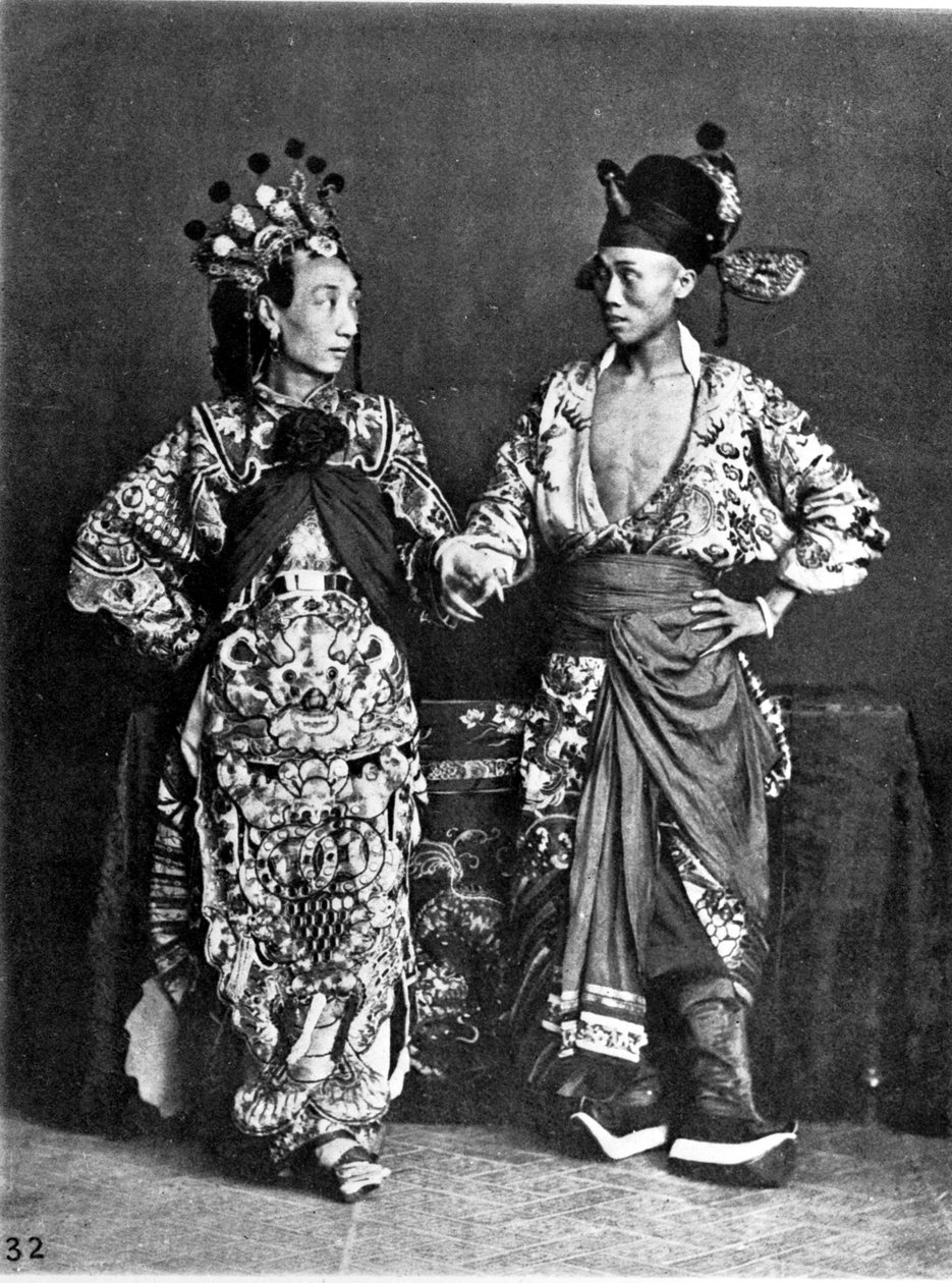 Chiny, 2 aktorów (mężczyzn) tańczą, ok. 1870 (zdjęcie) autorstwa John Thomson