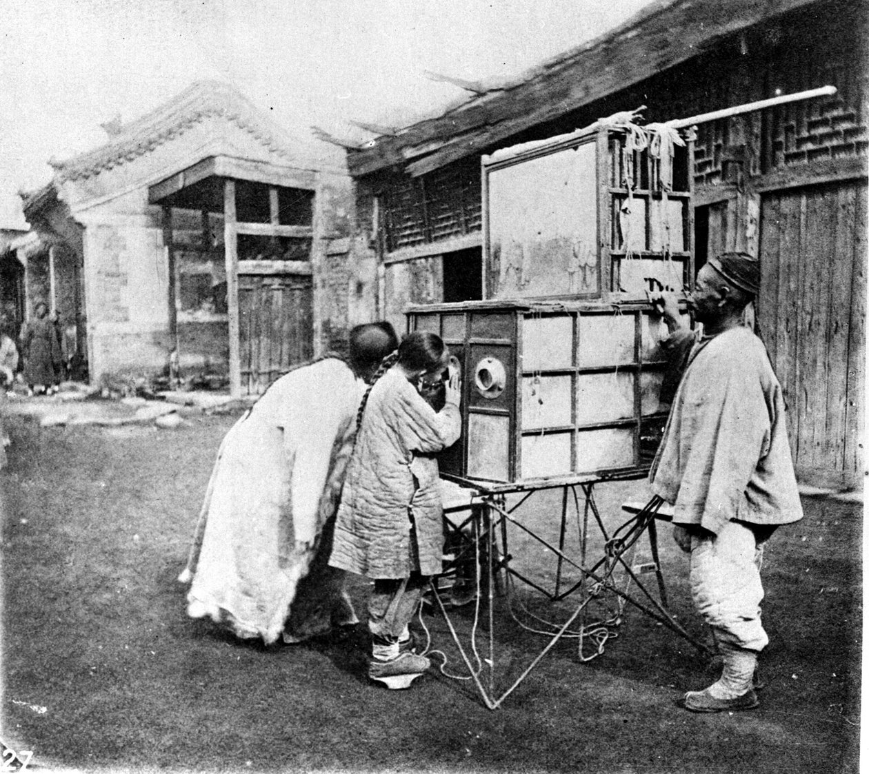 Chiny, peep-show, ok. 1870 (foto) autorstwa John Thomson