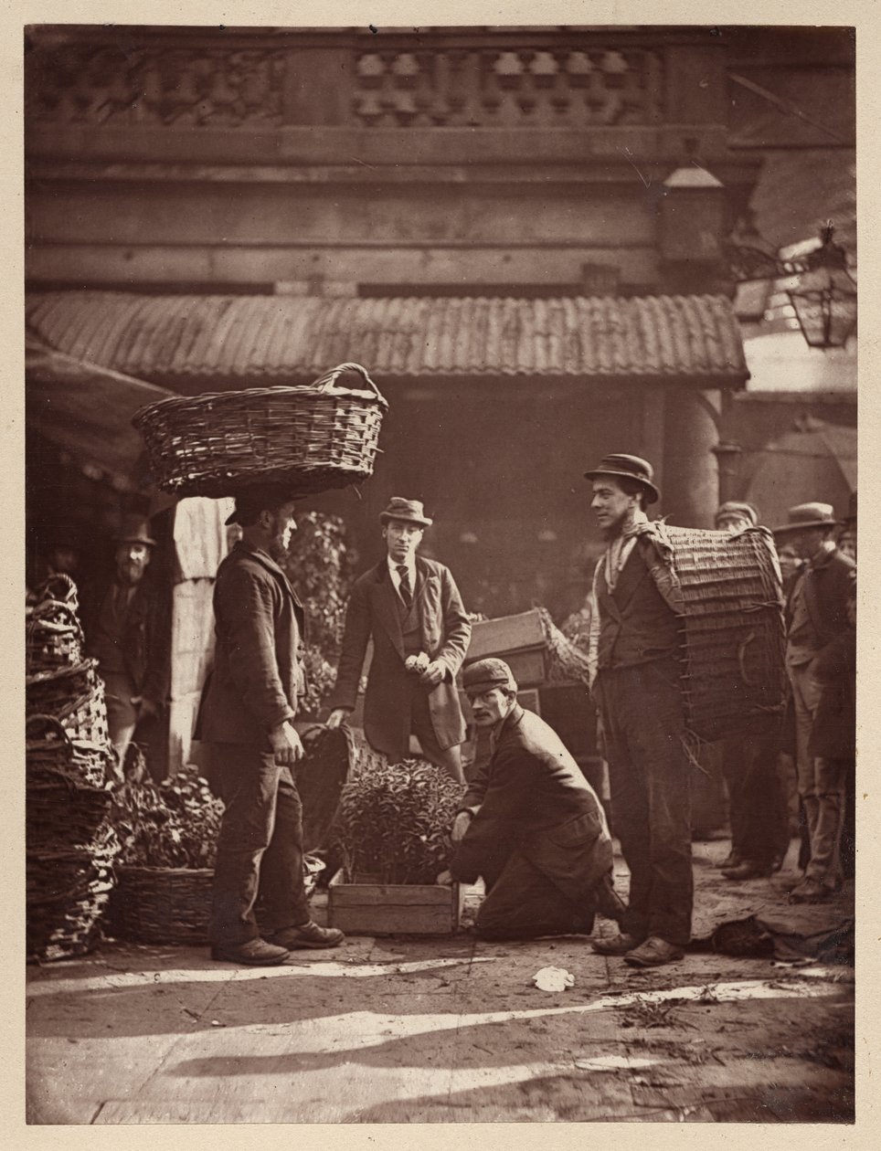 Robotnicy z Covent Garden autorstwa John Thomson
