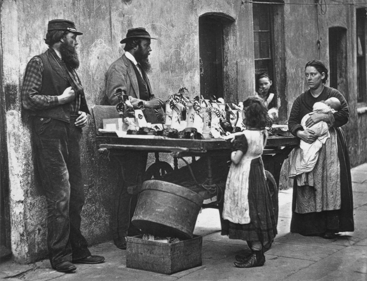 Sprzedawcy odzieży fantazyjnej, z książki „Street Life in London”, autorstwa J. Thomsona i Adolphe