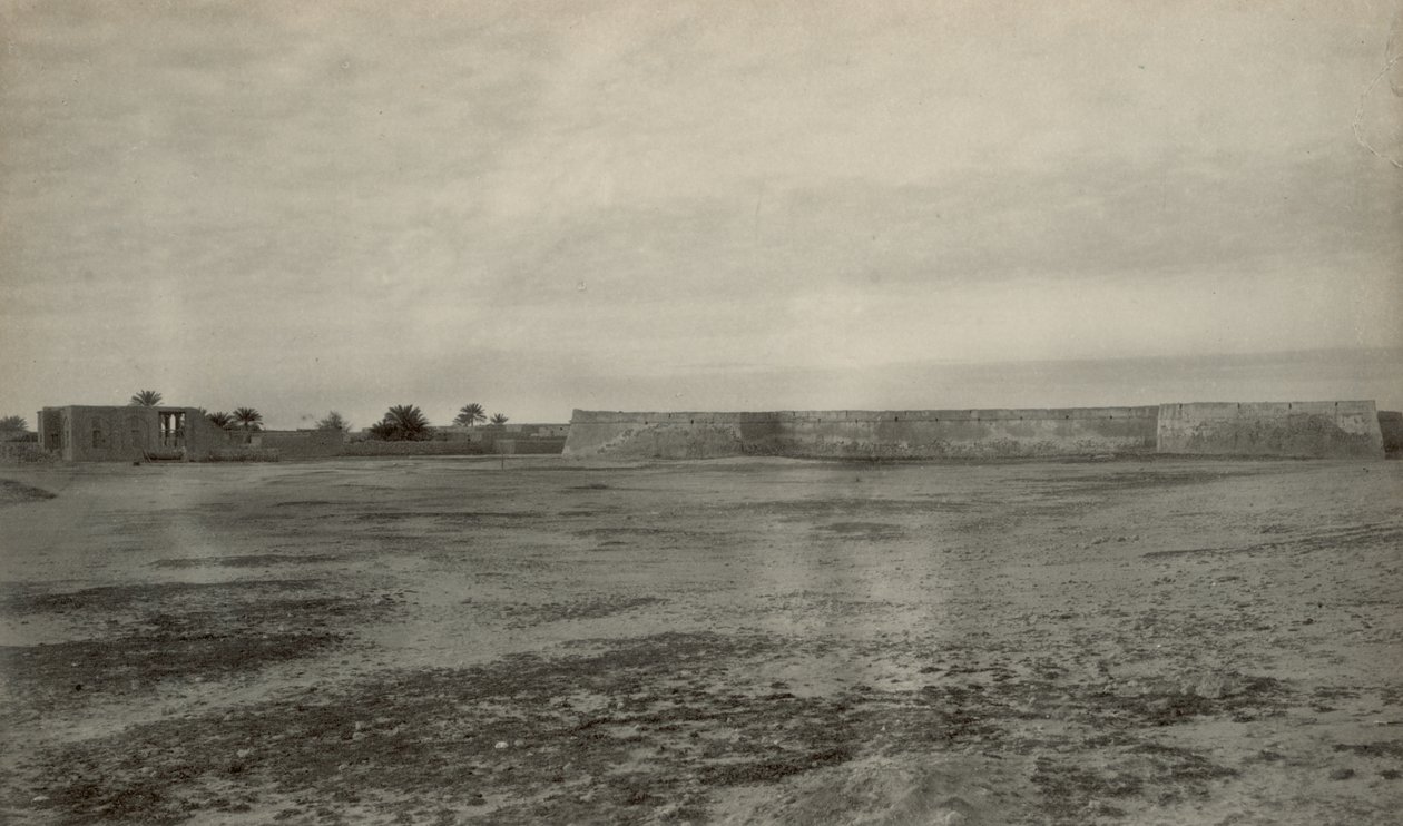 Fort, prawdopodobnie Fort Mosselstein należący do VOC w Band-e Charak niedaleko Bandar-e Lengeh w Iranie autorstwa John Thomson