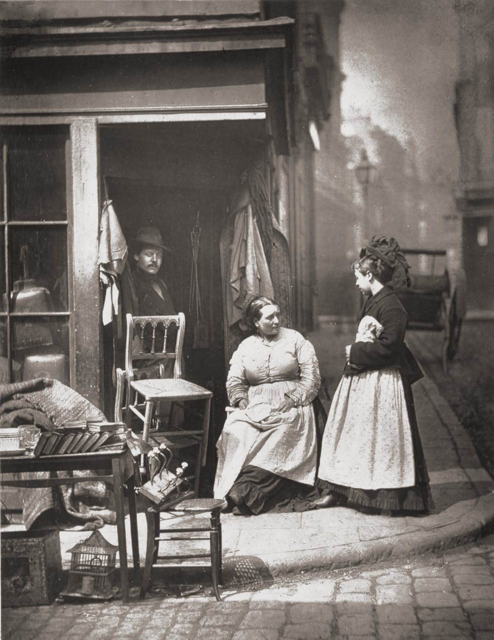 Stare meble, z „Street Life in London”, J. Thomson i Adolphe Smith autorstwa John Thomson