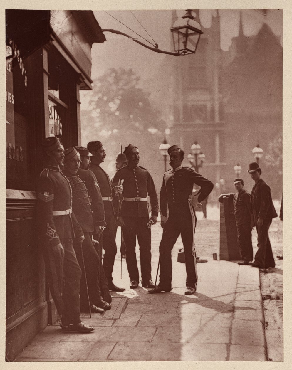 Rekrutacja sierżantów w Westminster autorstwa John Thomson