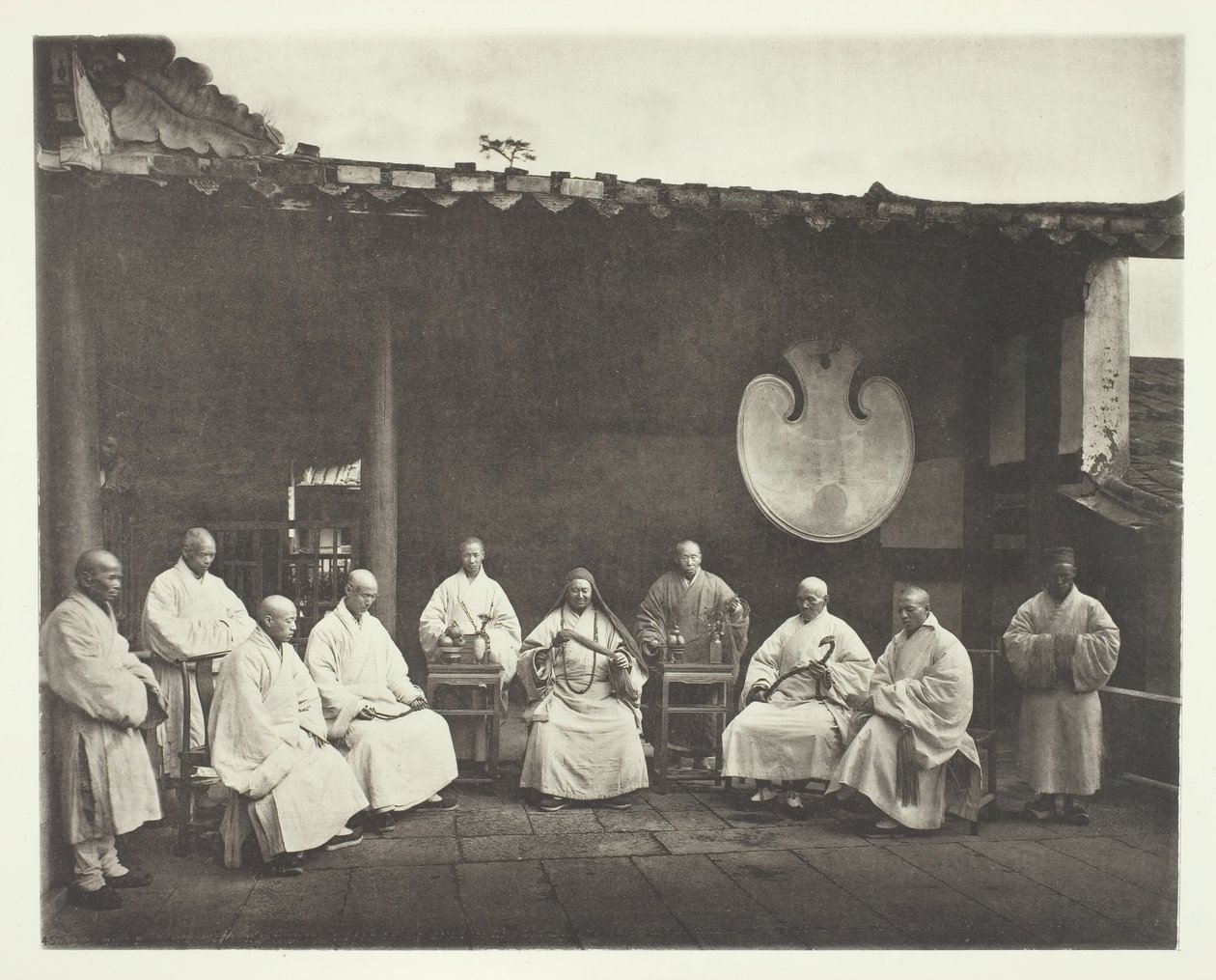 Opat i mnisi z Kushan, ok. 1930 r. 1868. autorstwa John Thomson