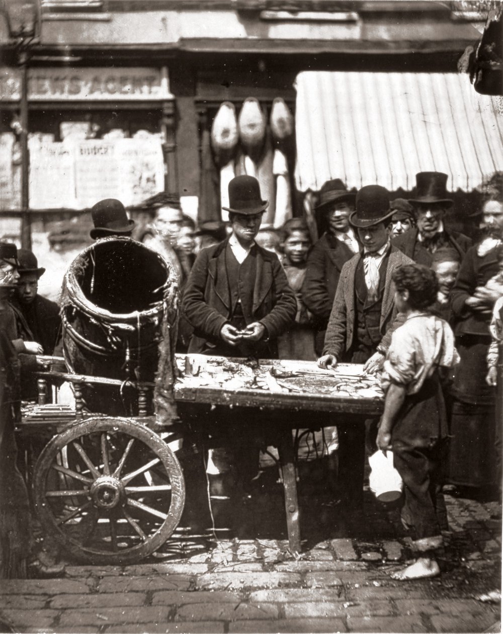 Tanie ryby z St-Giles, z „Street Life in London”, J. Thomson i Adolphe Smith autorstwa John Thomson