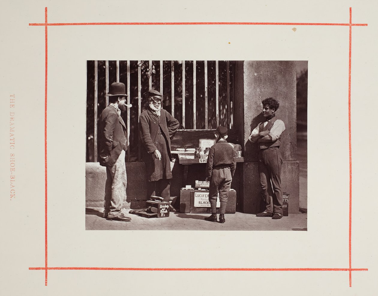 Dramatyczny czarny but, 1877. autorstwa John Thomson
