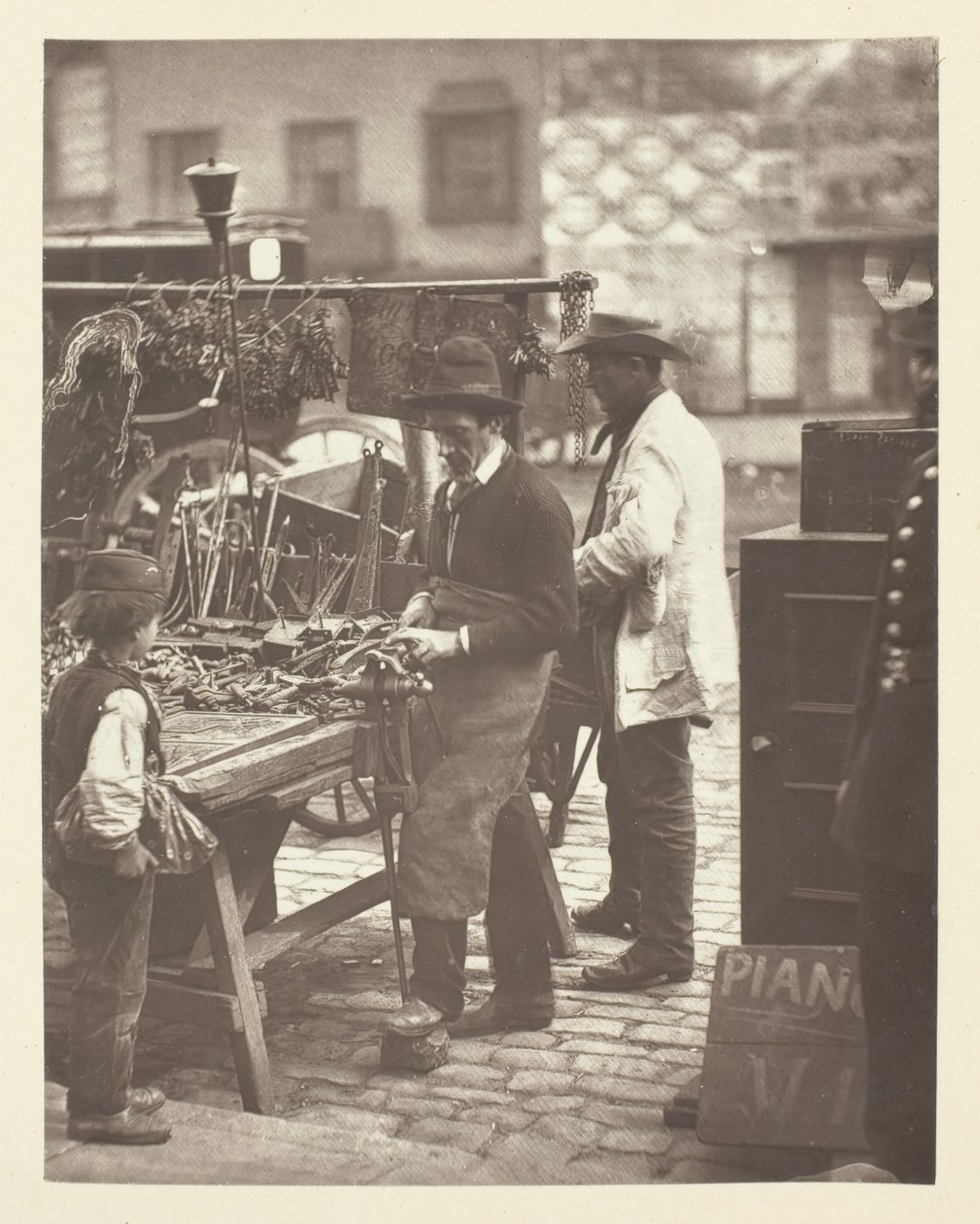 Ślusarz uliczny, 1881. autorstwa John Thomson