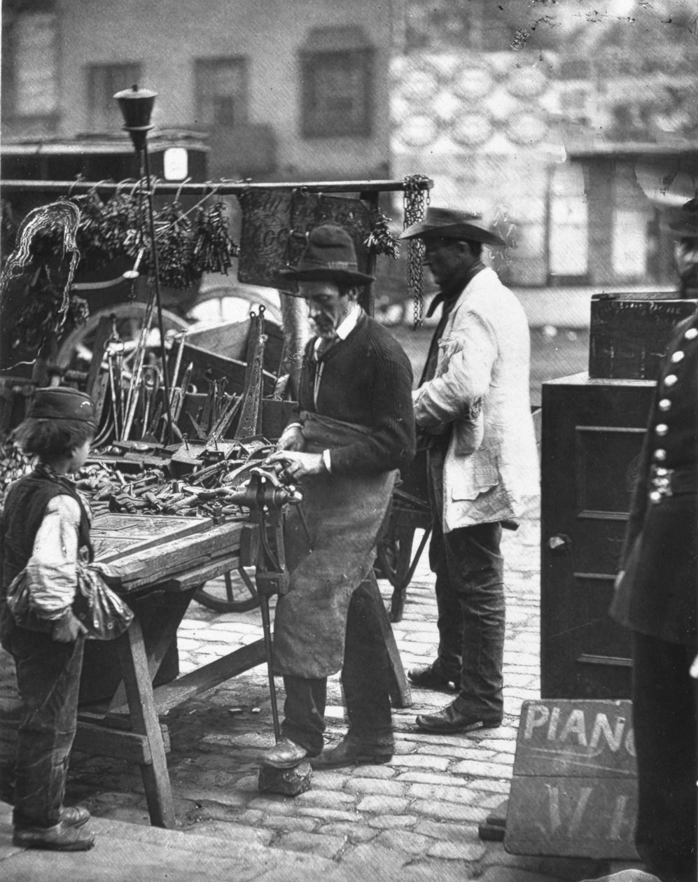 The Street Locksmith, z „Street Life in London”, autorstwa J. Thomsona i Adolphe Smith autorstwa John Thomson