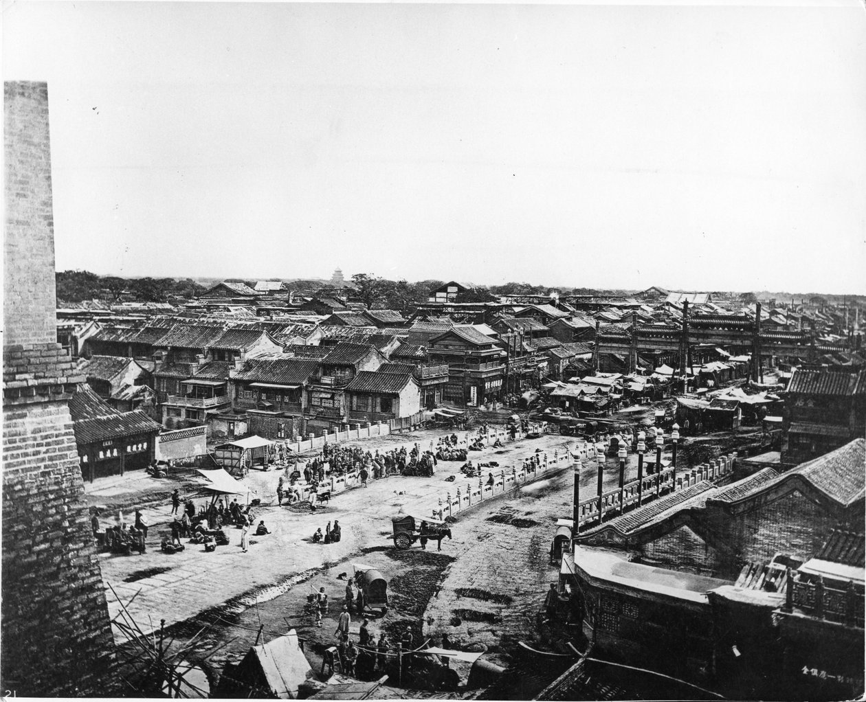 Widok na ulicę centralną w chińskiej dzielnicy Pekinu, ok. 1870 r autorstwa John Thomson