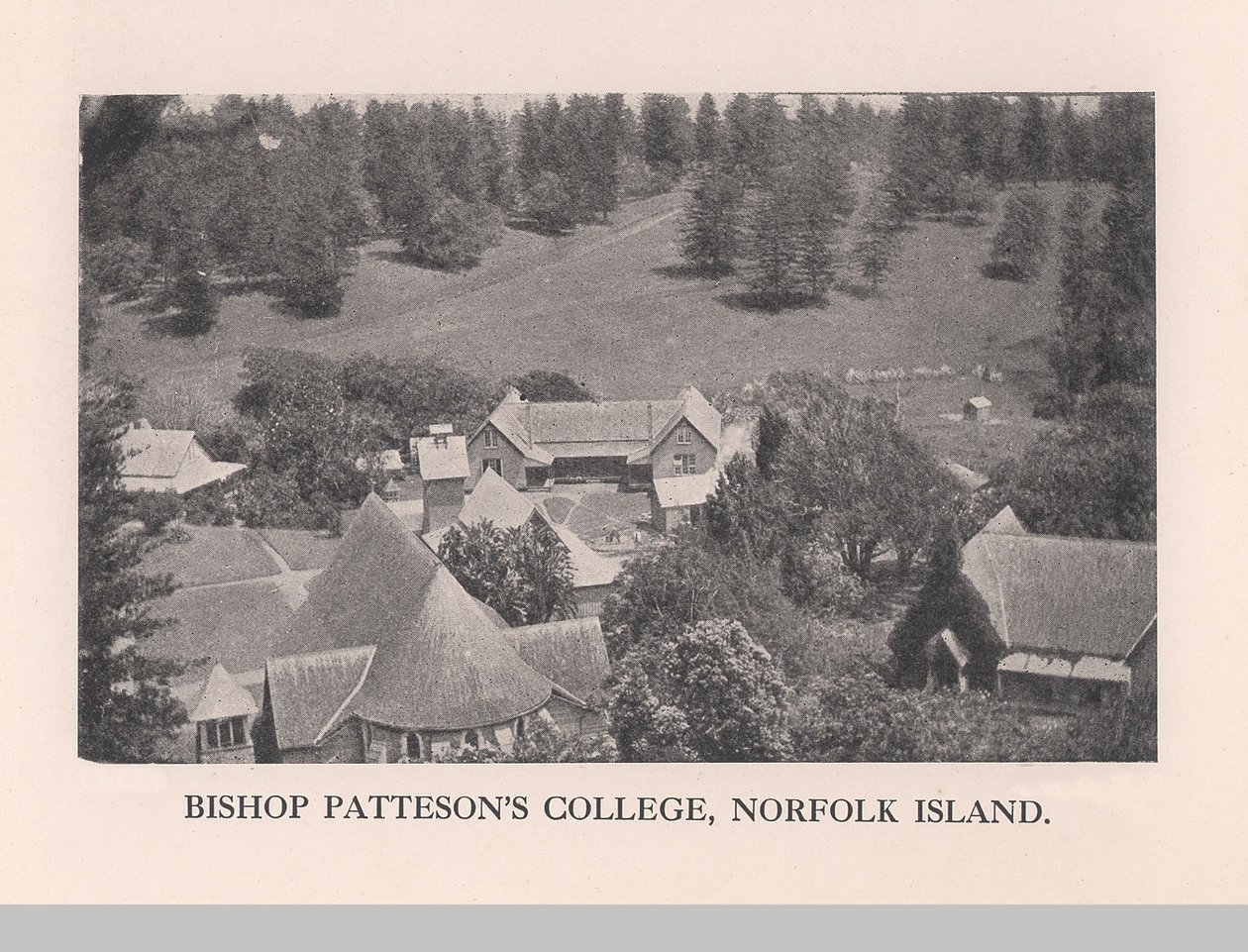 Bishop Pattesons College, Wyspa Norfolk, 1912 r autorstwa John Watt Beattie