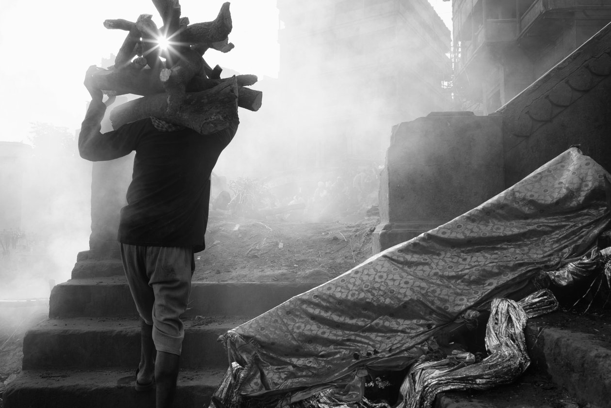 Manikarnika Ghat, Waranasi, 2016 r. (zdjęcie) autorstwa Jon Nicholson