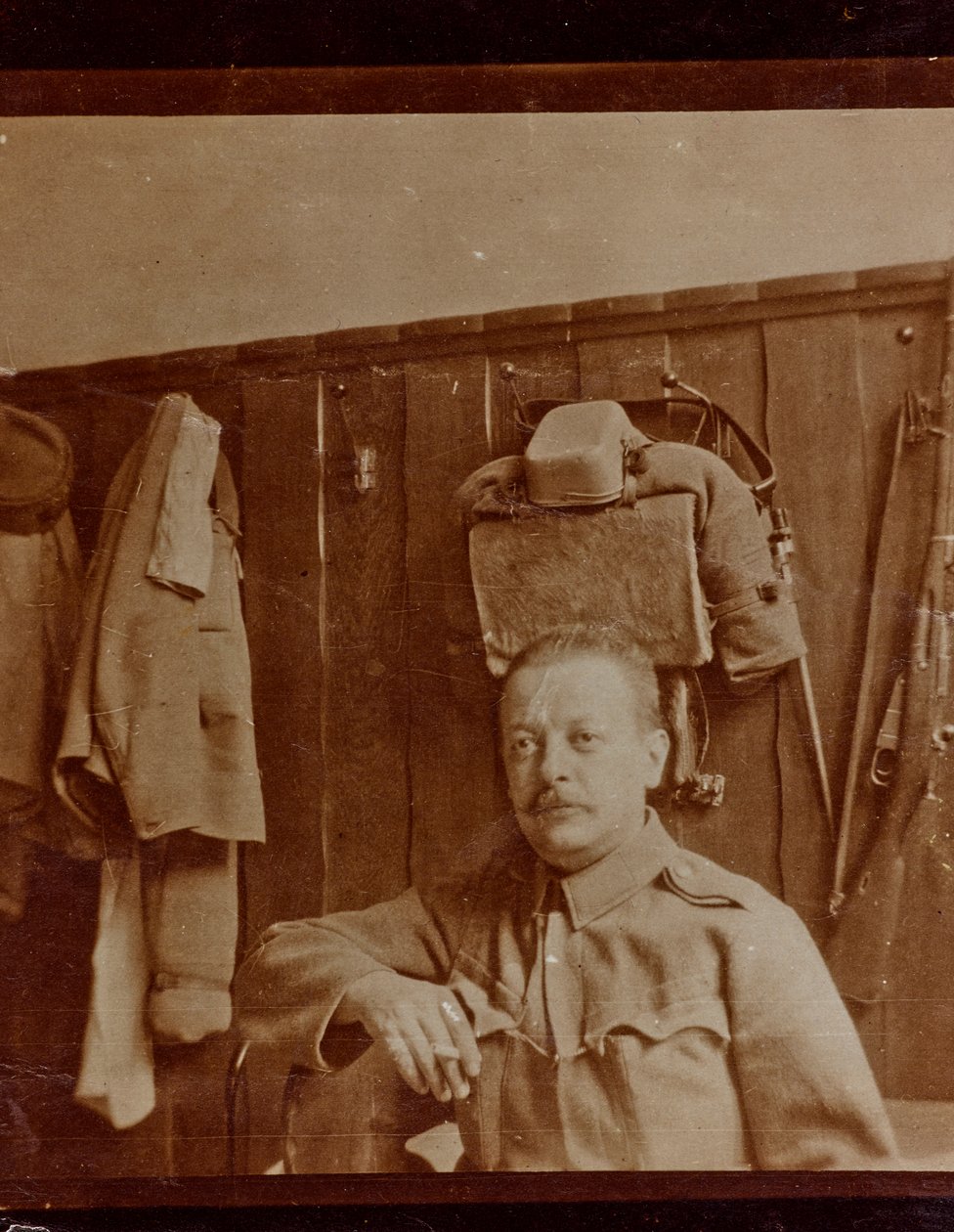 Album "Moja wojna światowa - wspomnienia Frontu Południowo-Zachodniego w Karyntii, Włochy, Trentino-Alto Adige) 31.03.1915-12.11.1918 - Josef Zohles Vienna": portret żołnierza (b/w ph autorstwa Josef Zohles