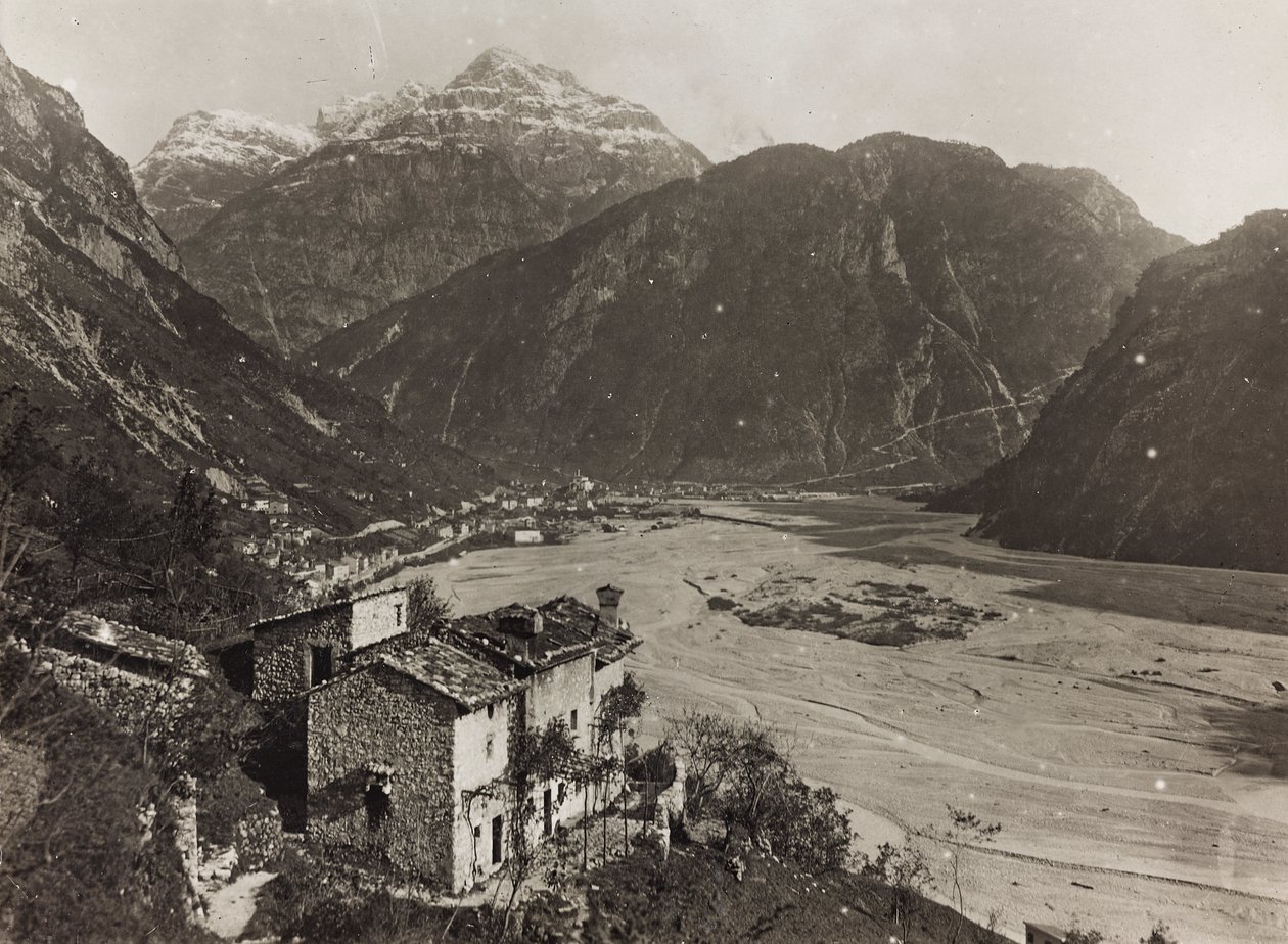 Album "Moja wojna światowa - wspomnienia Frontu Południowo-Zachodniego w Karyntii, Włochy, Trentino-Alto Adige) 31.03.1915-12.11.1918 - Josef Zohles Vienna ": widok Chiusaforte (b/w ph autorstwa Josef Zohles