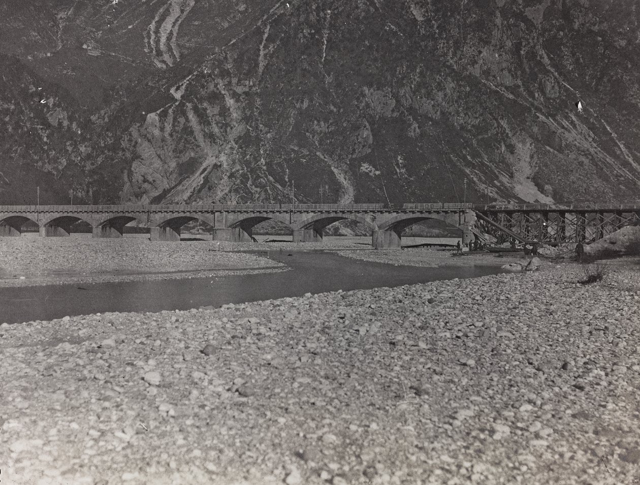 Album "Moja wojna światowa - wspomnienia Frontu Południowo-Zachodniego w Karyntii, Włochy, Trentino-Alto Adige) 31.03.1915-12.11.1918 - Wiedeń Josefa Zohlego": most wojskowy nad rzeką Ta autorstwa Josef Zohles