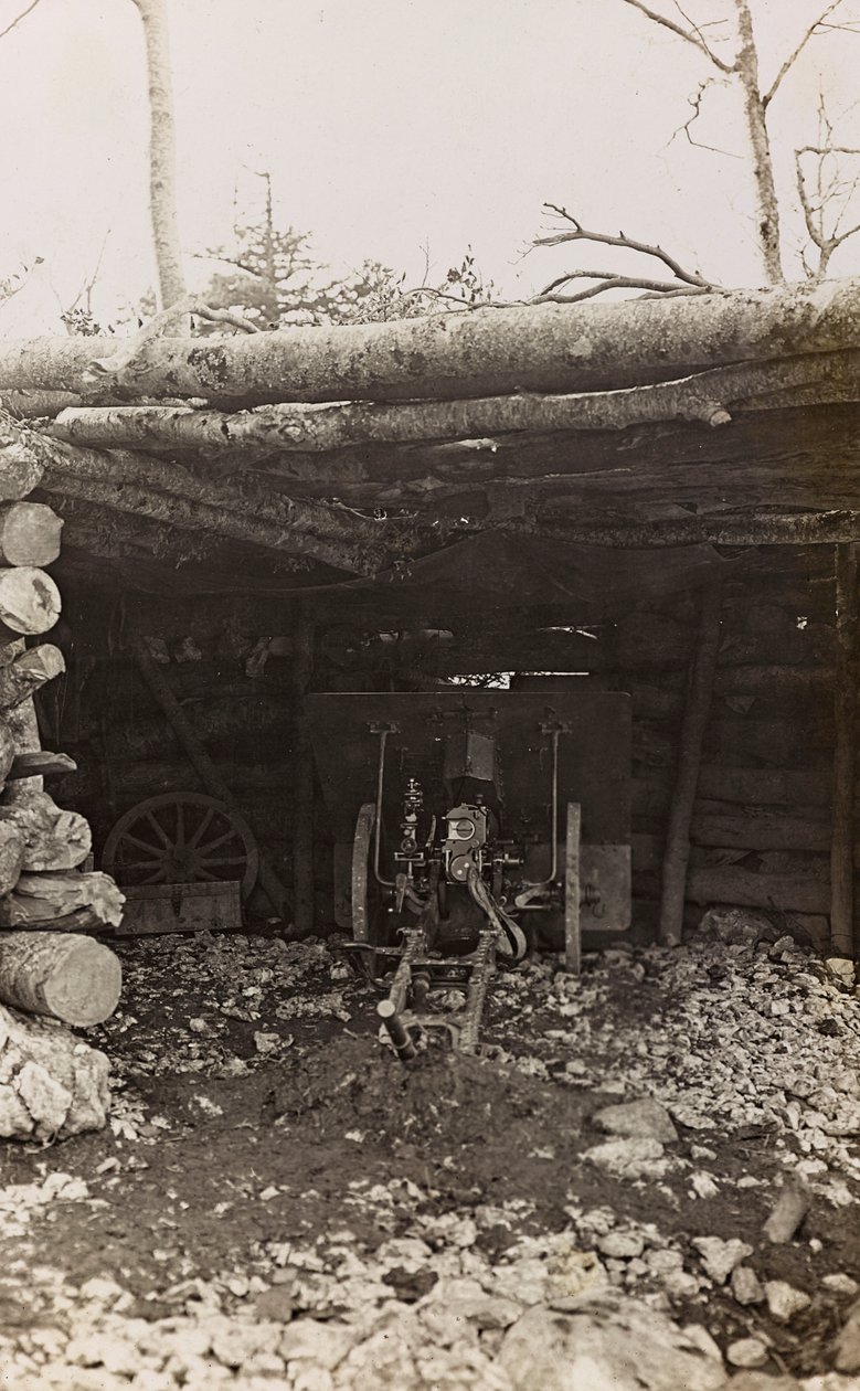 Album "Moja wojna światowa - wspomnienia Frontu Południowo-Zachodniego w Karyntii, Włochy, Trentino-Alto Adige) 31.03.1915-12.11.1918 - Josef Zohles Vienna": buda z armatą (b/w fot. autorstwa Josef Zohles
