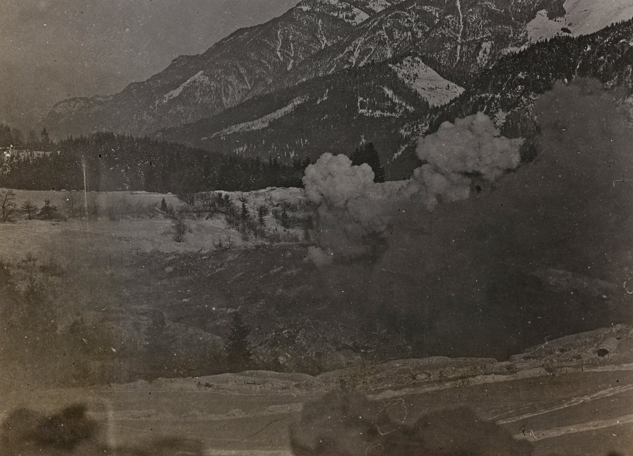 Album "Moja wojna światowa - wspomnienia Frontu Południowo-Zachodniego w Karyntii, Włochy, Trentino-Alto Adige) 31.03.1915-12.11.1918 - Wiedeń Josefa Zohlego": bombardowania (zdjęcie czarno-białe) autorstwa Josef Zohles