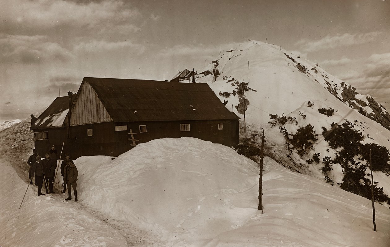 Album "Moja wojna światowa - wspomnienia Frontu Południowo-Zachodniego w Karyntii, Włochy, Trentino-Górna Adyga) 31.03.1915-12.11.1918 - Josef Zohles Wiedeń": barak wojskowy (fot. czarno-białe) autorstwa Josef Zohles
