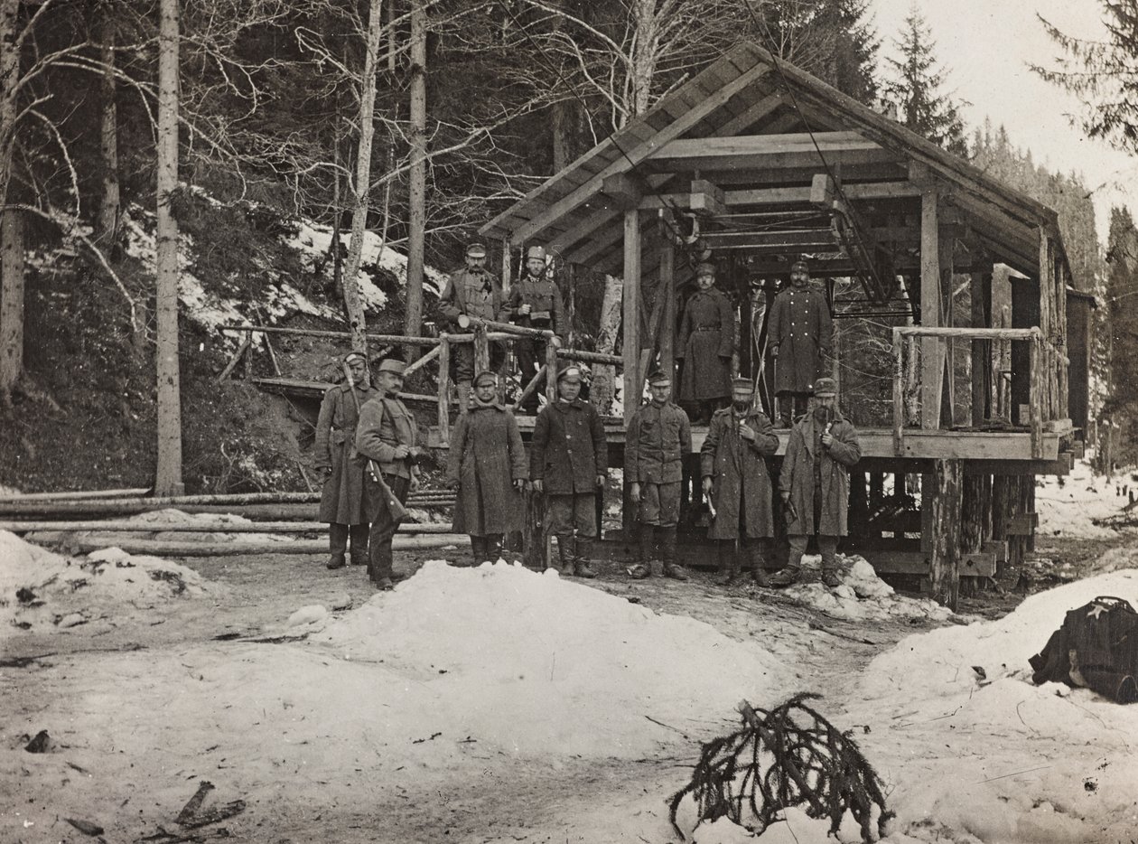 Album "Moja wojna światowa - wspomnienia Frontu Południowo-Zachodniego w Karyntii, Włochy, Trentino-Górna Adyga) 31.03.1915-12.11.1918 - Josef Zohles Wiedeń": żołnierze przed kablem autorstwa Josef Zohles