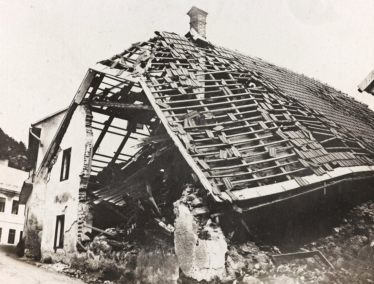 Album "Moja wojna światowa - wspomnienia frontu południowo-zachodniego w Karyntii, Włochy, Trentino-Alto Adige) 31.03.1915-12.11.1918 - Wiedeń Josefa Zohlego": gruz domu w Ugoviz autorstwa Josef Zohles