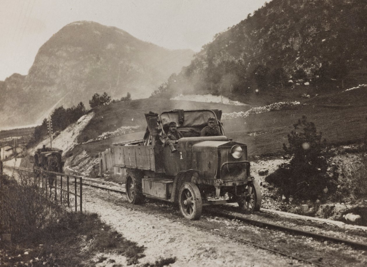 Album "Moja wojna światowa - wspomnienia Frontu Południowo-Zachodniego w Karyntii, Włochy, Trentino-Alto Adige) 31.03.1915-12.11.1918 - Josef Zohles Vienna": pojazdy wojskowe wzdłuż autorstwa Josef Zohles