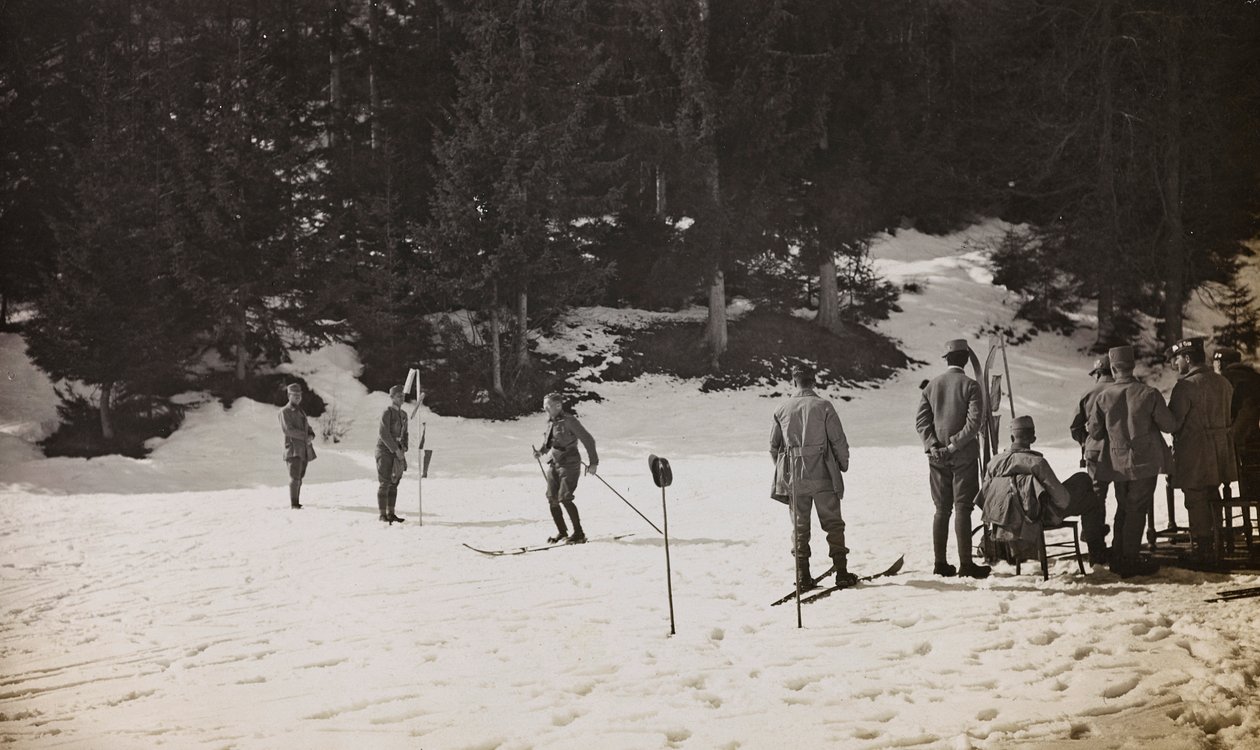 Album "Moja wojna światowa - wspomnienia Frontu Południowo-Zachodniego w Karyntii, Włochy, Trentino-Górna Adyga) 31.03.1915-12.11.1918 - Josef Zohles Wiedeń": żołnierze na nartach (b/w foto) autorstwa Josef Zohles