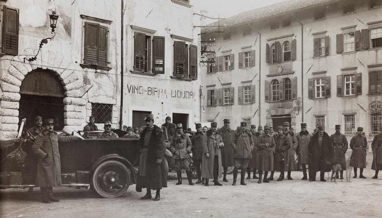 Album "Moja wojna światowa - wspomnienia Frontu Południowo-Zachodniego w Karyntii, Włochy, Trentino-Górna Adyga) 31.03.1915-12.11.1918 - Josef Zohles Wien": żołnierze w Tolmezzo (b/w p autorstwa Josef Zohles