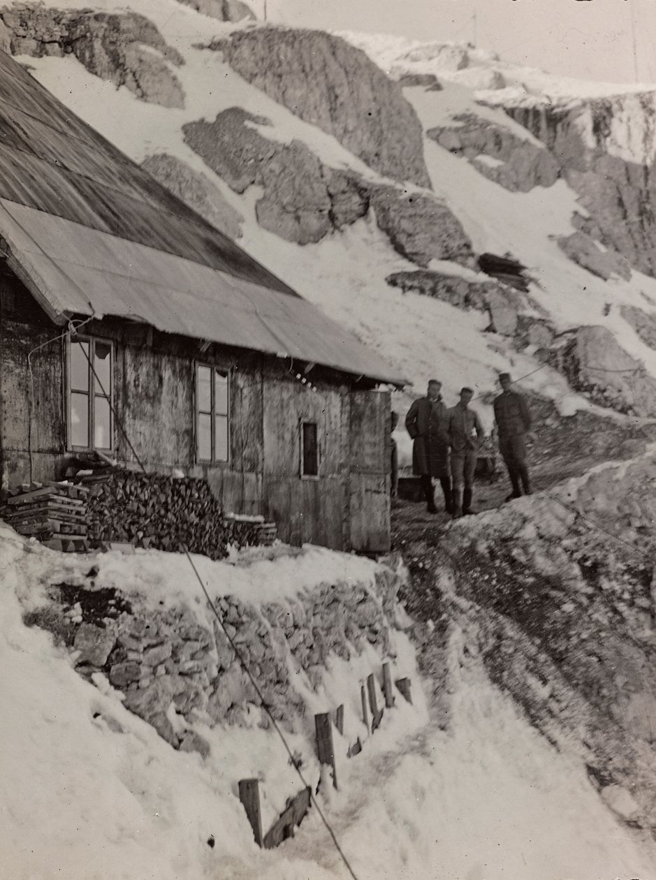 Album "Moja wojna światowa - wspomnienia Frontu Południowo-Zachodniego w Karyntii, Włochy, Trentino-Górna Adyga) 31.03.1915-12.11.1918 - Josef Zohles Wiedeń": barak wojskowy (fot. czarno-białe) autorstwa Josef Zohles